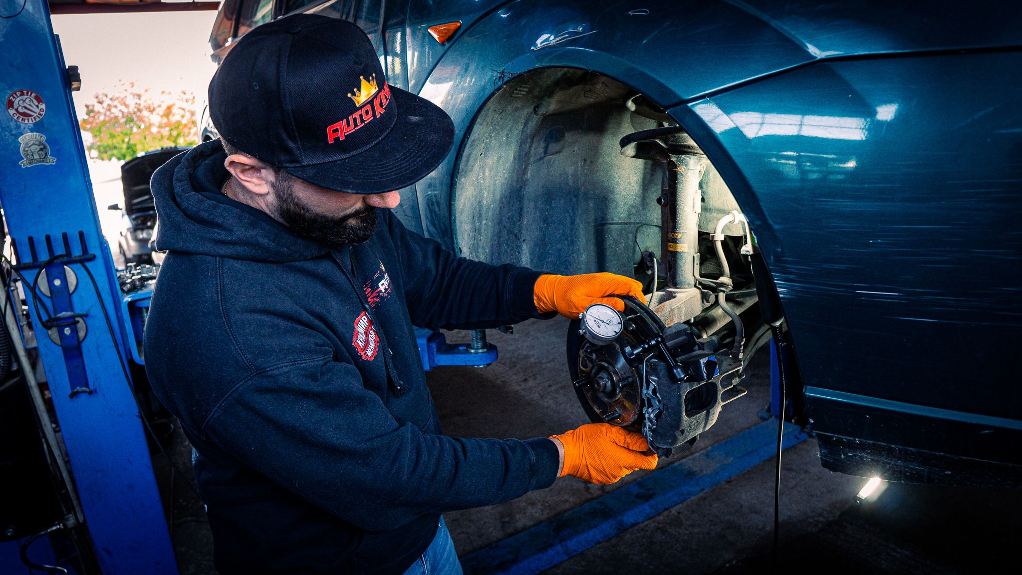 Механик от AutoKings проверява спирачния диск